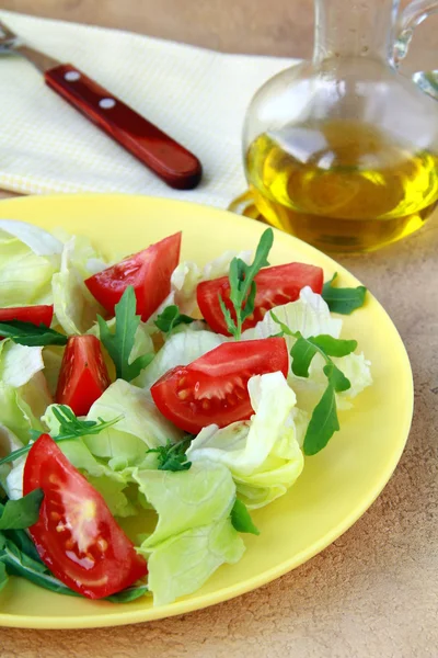 Fräsch sallad med tomat och rucola, olivolja i bakgrunden — Stockfoto