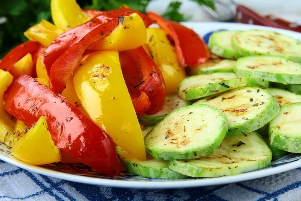 Grillade grönsaker - zucchini, peppar paprika på en tallrik — Stockfoto