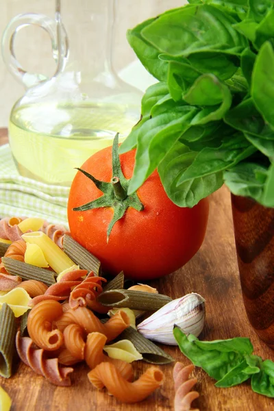 Bazylia, makarony i oliwa z oliwek - martwa w stylu włoskim — Zdjęcie stockowe