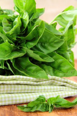 Masadaki peçeteye taze fesleğen demet