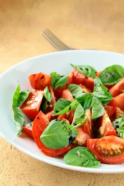 Salat aus frischen Tomaten mit Basilikum und Balsamico-Essig — Stockfoto