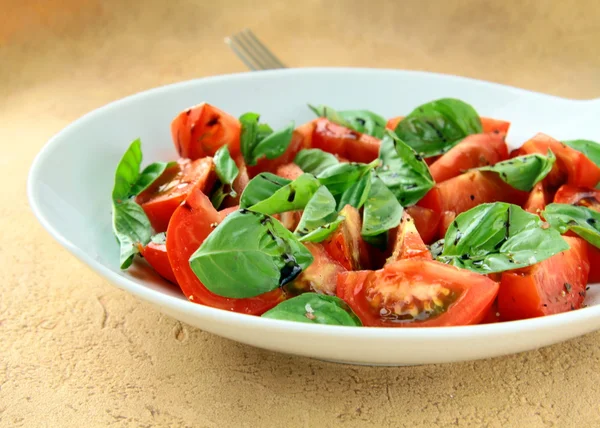 Salad of fresh tomatoes with basil and balsamic vinegar — Stock Photo, Image