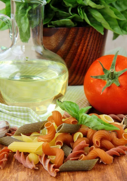 Базилик, макароны и оливковое масло - натюрморт в итальянском стиле — стоковое фото