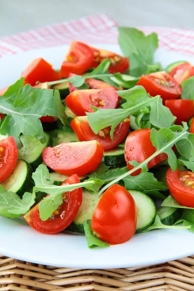 Ensalada fresca con tomates, cereza, rúcula y albahaca — Foto de Stock