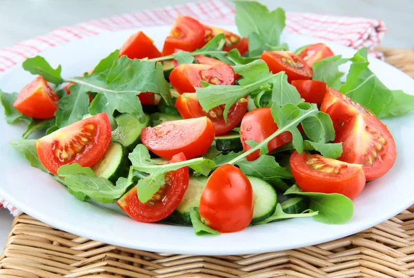 Свіжий салат з помідорами вишня, рукола та базилік — стокове фото