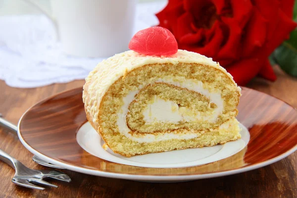 stock image Biscuit roulade with cream and white chocolate