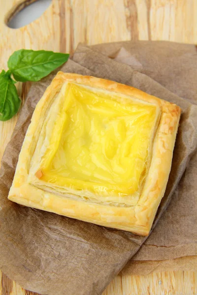 Snack cakes puff pastry with cheese — Stock Photo, Image