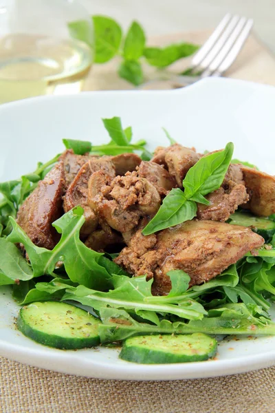 Salad appetizer with chicken liver, arugula and cucumber — Stock Photo, Image