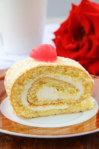 Biscuit roulade with cream and white chocolate — Stock Photo, Image