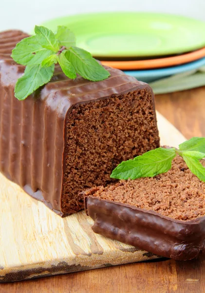 Leckerer Schokoladenkuchen mit Minzblättern — Stockfoto