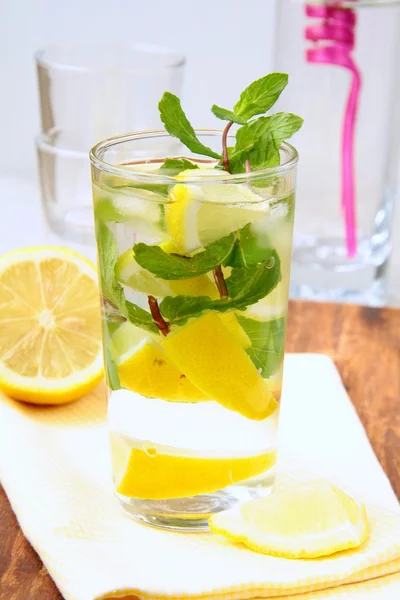 Limonada de limón fresca con hojas de menta y hielo — Foto de Stock