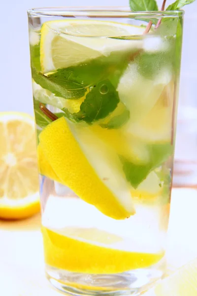 Frische Zitronenlimonade mit Minzblättern und Eis — Stockfoto