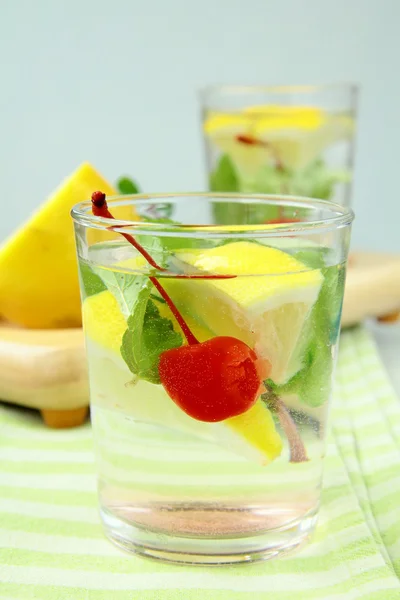 Frische Zitronenlimonade mit Minzblättern und Eis — Stockfoto