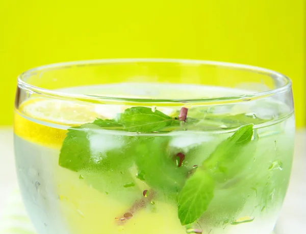 Fresh lemon lemonade with mint leaves and ice — Stock Photo, Image