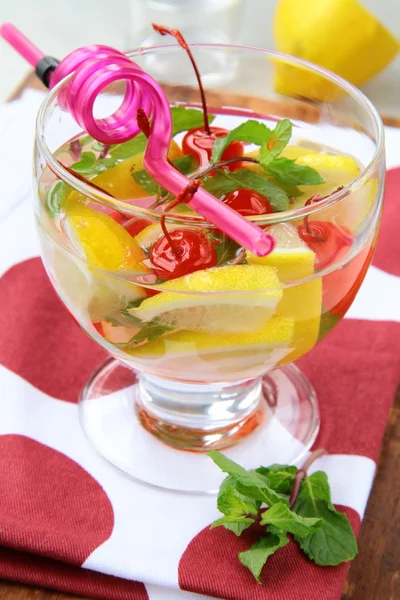 Летний напиток сангрия с фруктами в большом стакане — стоковое фото