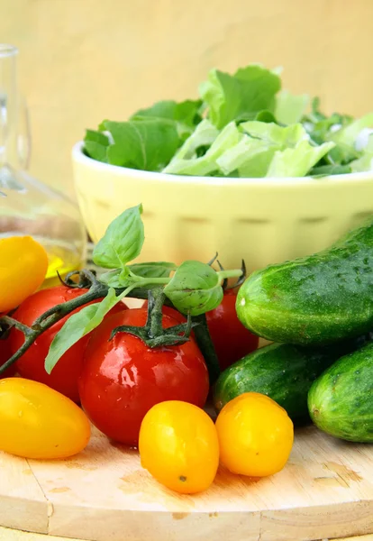 Bahan-bahan untuk salad, mentimun, tomat, minyak zaitun dan salad m hijau — Stok Foto