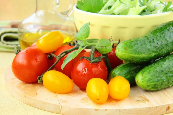 Ingredientes para a salada, pepinos, tomates, azeite e salada verde m — Fotografia de Stock