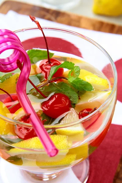 Zomer drankje sangria met fruit in een grote glazen — Stockfoto