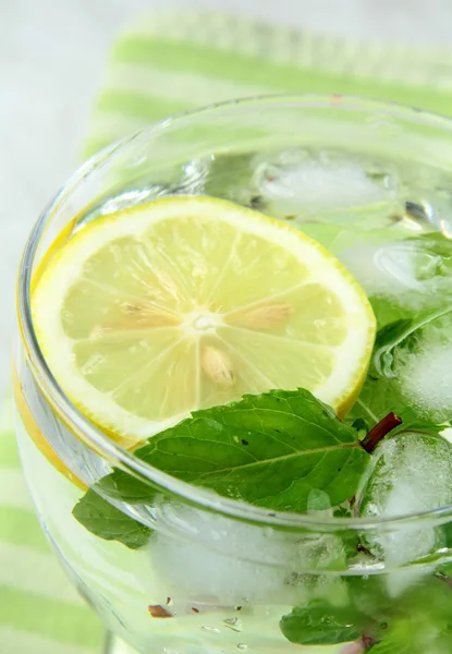 Verse citroen limonade met muntblaadjes en ijs — Stockfoto