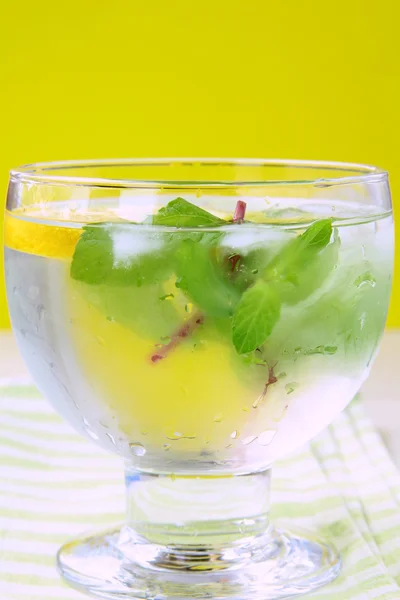 Limonata fresca di limone con foglie di menta e ghiaccio — Foto Stock