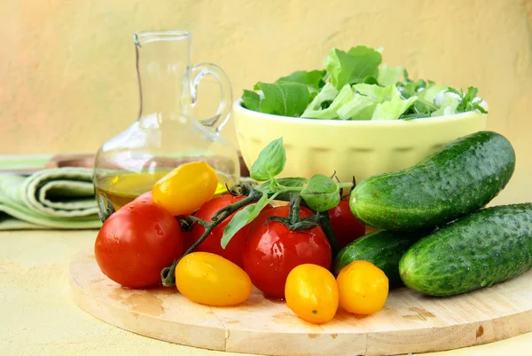 Ingredients for the salad, cucumbers, tomatoes, olive oil and green salad m — Stock Photo, Image