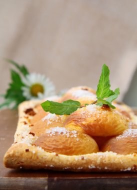 kayısı, badem ezmesi ve şeker ile tatlı tart