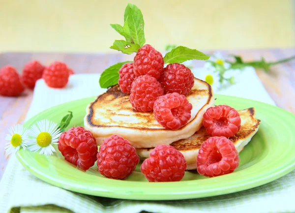 ミニ パンケーキ朝食のために熟した新鮮なラズベリーとミント — ストック写真