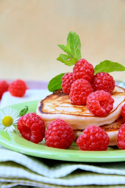 Mini panqueques con frambuesas frescas maduras y menta para el desayuno —  Fotos de Stock