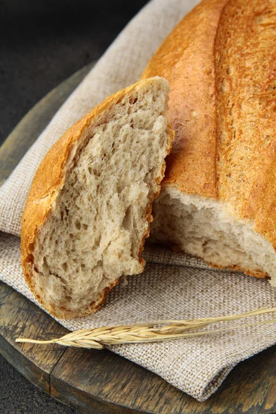 Biały chleb na stole drewniane kuchnia — Zdjęcie stockowe