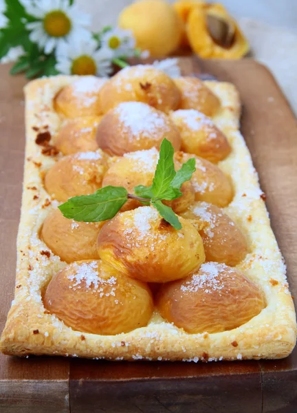 Десертный пирог с абрикосами, марципаном и сахаром — стоковое фото