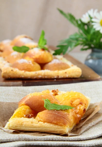 Dessert taart met abrikozen, marsepein en suiker — Stockfoto