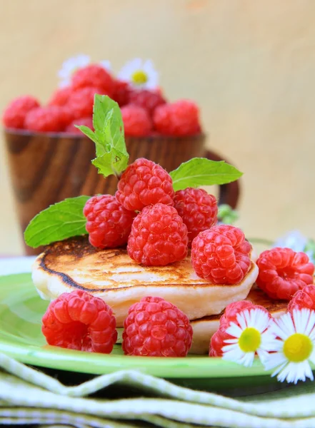 Mini panqueques con frambuesas frescas maduras y menta para el desayuno — Foto de Stock