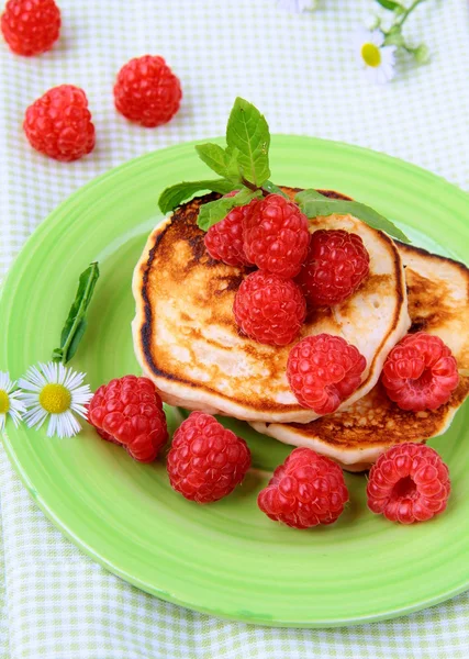 Mini panqueques con frambuesas frescas maduras y menta para el desayuno —  Fotos de Stock