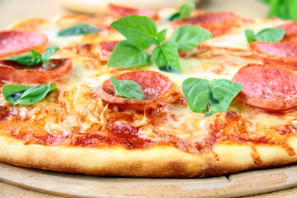 Świeże ciepłej pepperoni pizza - zbliżenie — Zdjęcie stockowe