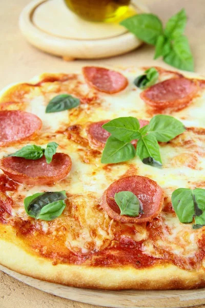Friss forró pepperoni pizza - Vértes — Stock Fotó