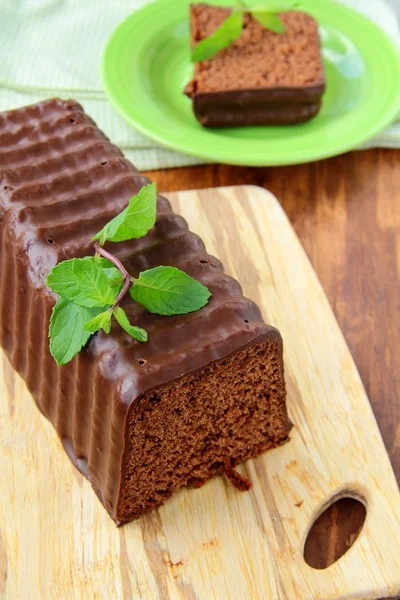 Delicioso pastel de chocolate con hojas de menta — Foto de Stock