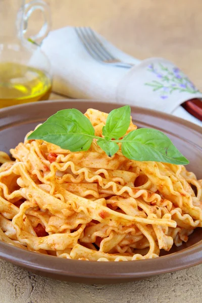Italian pasta tripoline with tomato sauce and basil — Stock Photo, Image