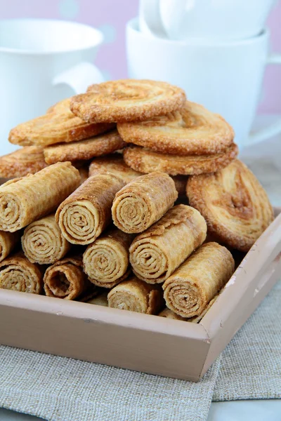 Ассорти печенья, слойки и вафли в деревянной миске — стоковое фото