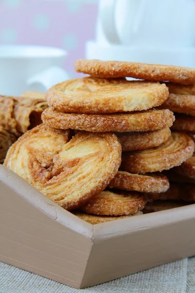 Geassorteerde cookies, bladerdeeg en wafel in een houten kom — Stockfoto