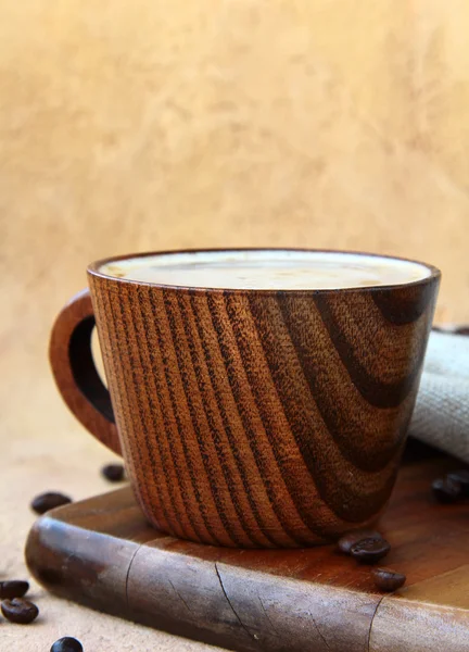 Kahve çekirdeği ile şık ahşap bir fincan kahve kapuçino — Stok fotoğraf