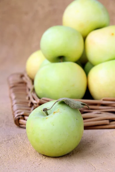 Manzanas verdes orgánicas en una canasta de mimbre — Foto de Stock
