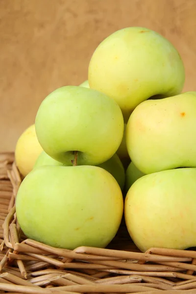 Hasır sepet içinde organik yeşil elma — Stok fotoğraf