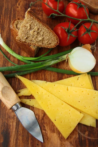Ainda vida em um estilo rústico, tomates de queijo e pão em um backgro de madeira — Fotografia de Stock