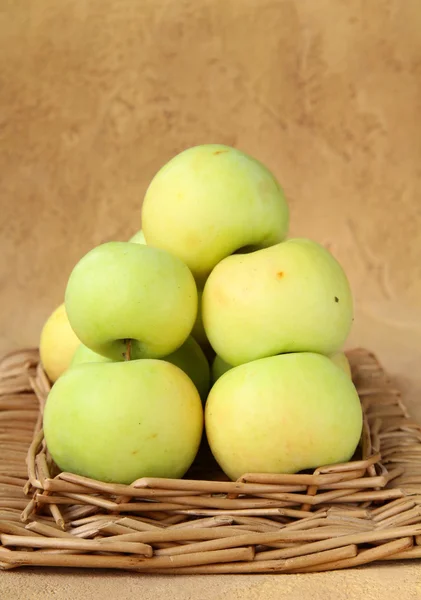 Органічні зелені яблука в плетеному кошику — стокове фото
