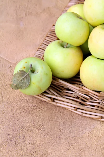 Органічні зелені яблука в плетеному кошику — стокове фото