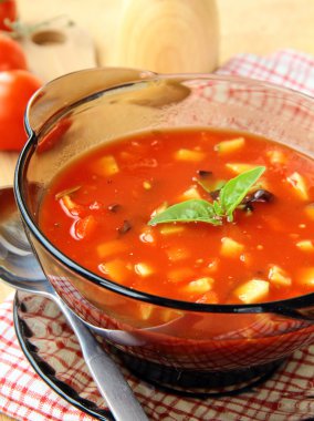 Gözlüklü lezzetli soğuk gazpacho çorbası