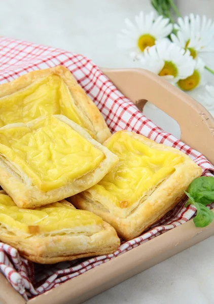 Torte snack pasta sfoglia con formaggio — Foto Stock