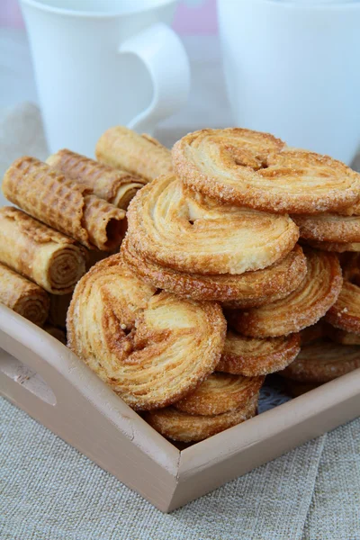 Асорті печиво, пуф і вафелька в дерев'яній мисці — стокове фото