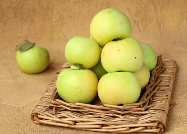 Органические зеленые яблоки в плетеной корзине — стоковое фото