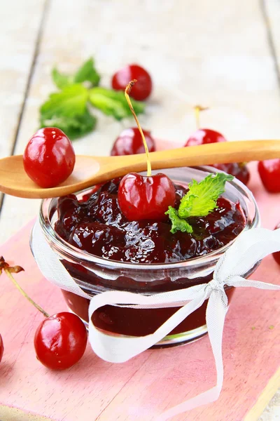Cherry jam at bank and fresh ripe cherries — Stock Photo, Image